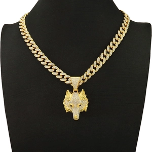 Détail du pendentif tête de loup doré hip hop avec strass sur une chaîne cubaine