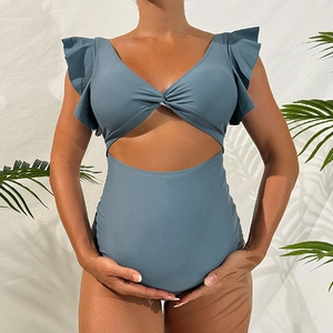 Maillot de bain de grossesse bleu poudré avec manches volantées et découpe sur le devant