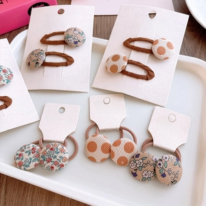 Set de pinzas para el cabello de tela floral para niñas en elegantes tonos café con leche