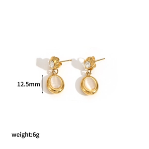 Elegante goldene Blumenohrringe mit ovalem Opalstein und Kristallen auf weißem Grund