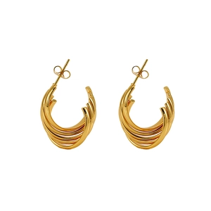 Boucles d'oreilles multicouches irrégulières en acier titane plaqué or 18K sur fond blanc