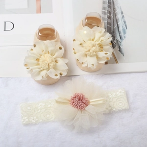 Scarpine beige neonato a pois dorati e fascia floreale in pizzo su pelliccia bianca