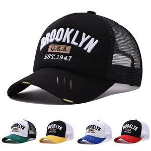 Détails de la broderie Brooklyn et du design en maille sur les casquettes trucker