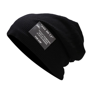 Bonnet en maille noire classique avec écusson vintage à lettres pour hommes et femmes