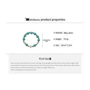 Vue détaillée du bracelet en perles de turquoise vintage avec pendentif croix en alliage