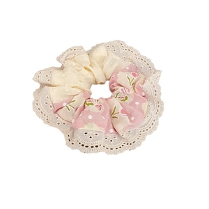 Chouchou floral avec bordure en dentelle et perles au design esthétique champêtre