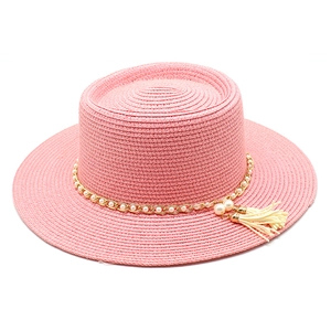 Canotier rose en paille avec chaîne dorée, perles blanches et pompons crème élégants