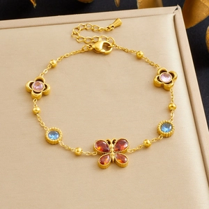 Elegante bracciale in oro con farfalle di cristallo colorato e ciondoli a fiori