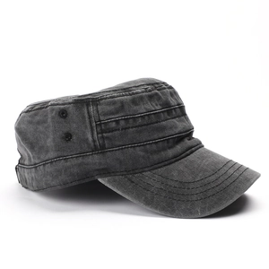 Détail d'une casquette militaire en coton lavé avec œillets métalliques et coutures
