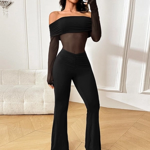 Detail von schulterfreiem Jumpsuit mit Netzärmeln und transparentem Taillenausschnitt