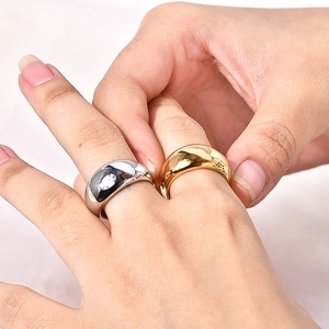 Polierte klobige Dome-Ringe in Gold und Silber auf der Hand des Modells