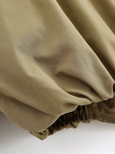 Λεπτομέρεια από χακί ύφασμα twill με ελαστική μανσέτα και ραφές υψηλής ποιότητας