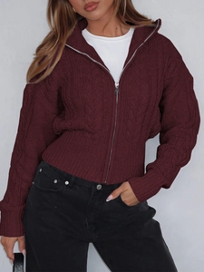 Elegante cardigan bordeaux in maglia a trecce con cappuccio e zip frontale per donna