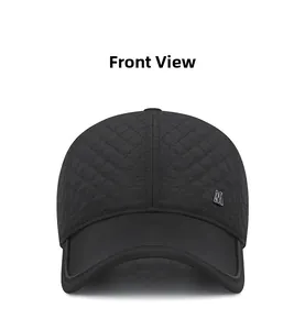 Vista frontale di un berretto da baseball trapuntato nero con paraorecchie e logo M