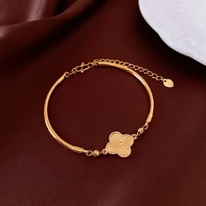 Bracciale a quadrifoglio placcato oro 18k con trama floreale su velluto marrone