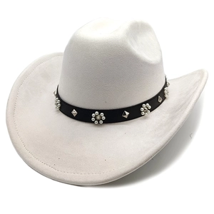 Chapeau de cowboy blanc avec ruban en cuir noir orné de fleurs en perles et clous argentés