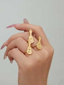 Detailansicht eines 18k vergoldeten Edelstahlrings mit drei 3D-Gitarren-Anhängern