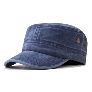 Details einer gewaschenen Baumwoll-Military-Cap in Dunkelblau mit Metallösen-Design