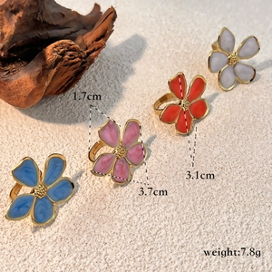Anelli vintage a fiore in acciaio al titanio con smalto colorato e finitura oro