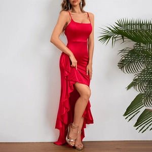 Détail de la robe en satin rouge avec fines bretelles et ourlet à volants élégant