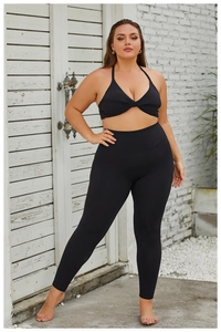 Détail de l'ensemble de yoga noir grande taille avec haut licou et legging taille haute