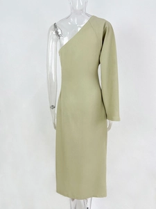 Detail des hellolivgrünen One-Shoulder-Kleides mit körperbetontem Stoff und Saumführung