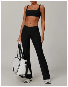 Detail des Cross-High-Waist-Designs und des ausgestellten Saums am schwarzen Yoga-Set