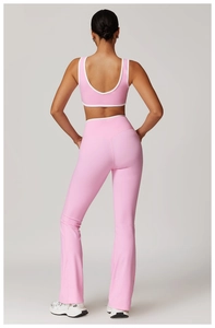 Detail der rosa ausgestellten Yoga-Hose mit weißer Paspelierung und hoher Taille