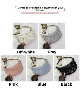 Dettaglio di cinque borse a mezzaluna con ricamo a cuore in bianco, grigio, rosa, blu e nero