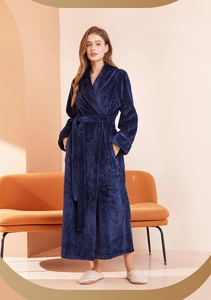 Dettaglio dell'accappatoio in pile blu scuro con classico risvolto e cintura abbinata