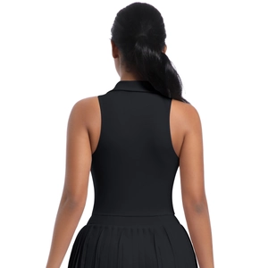 Vue arrière d'une robe de tennis noire sans manches avec jupe plissée et dos cintré
