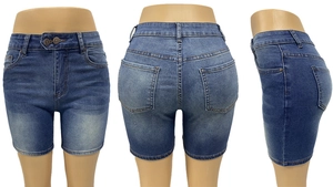 Détail du short en jean bleu taille haute avec double boutonnage et coupe amincissante