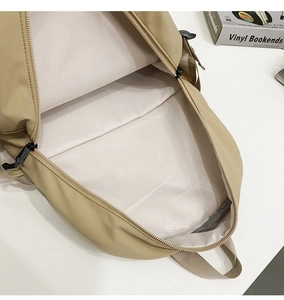 Vista interior de la mochila de negocios caqui con gran capacidad y cremalleras