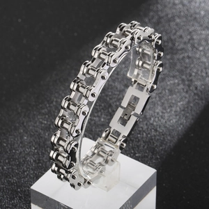 Vue détaillée du bracelet chaîne de vélo en acier titane argenté avec maillons mécaniques