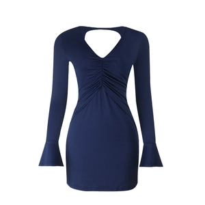 Détail de la robe mini bleu marine à col en V avec fronces et poignets évasés