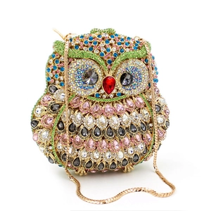Vue détaillée d'une pochette hibou de luxe sertie de strass colorés et chaîne dorée