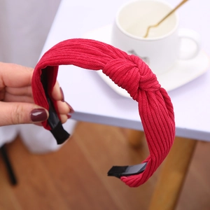 Cerchietto minimalista in velluto a coste rosso con nodo incrociato per donne in stile casual