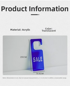 Detalle de colgador de puerta en acrílico azul con signo SALE para promoción retail