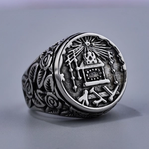 Bague maçonnique vintage en acier avec l'Œil de la Providence et motifs de roses