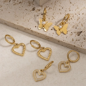 Boucles d'oreilles dorées avec breloques papillon et cœur ornées de perles et cristaux