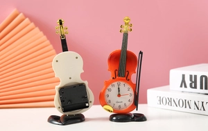 Vista dettagliata dell'orologio da tavolo a forma di violino con quadrante e movimento