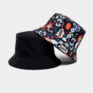 Dettaglio del cappello alla pescatora reversibile con stampa graffiti pop art colorata