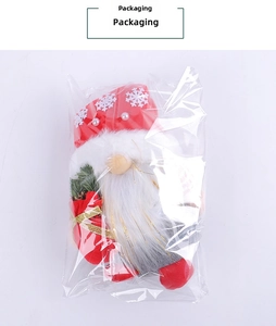Détail d'un nain de Noël avec bonnet à flocons de neige dans son emballage plastique OPP