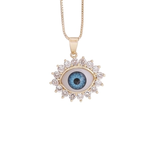 Détail du pendentif œil maléfique plaqué or 18K avec résine bleue et zircons étincelants