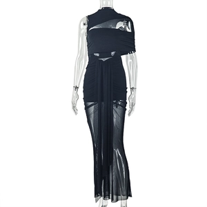 Detail des Cut-out-Designs und Mesh-Patchwork an einem schwarzen Bodycon-Maxikleid