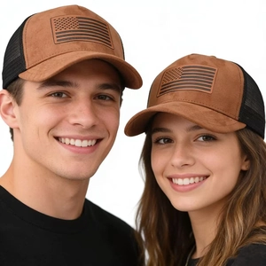 Cappellino da baseball in pelle scamosciata con bandiera USA e retro in mesh traspirante