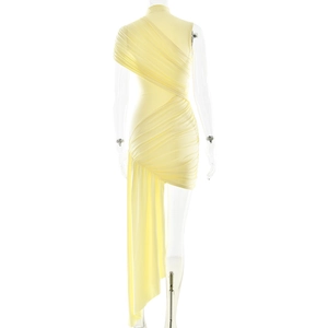 Détail du dos de la robe froncée jaune avec ruban asymétrique et coupe moulante ajustée