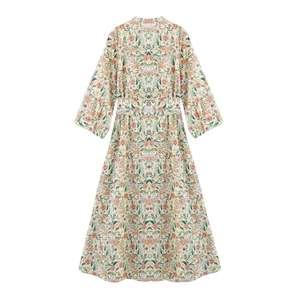 Vintage midi-jurk met bloemenprint, getailleerde taille en wijde mouwen op wit