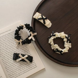 Dettaglio del set di accessori per capelli Lolita da 4 pezzi con fiocchi pieghettati