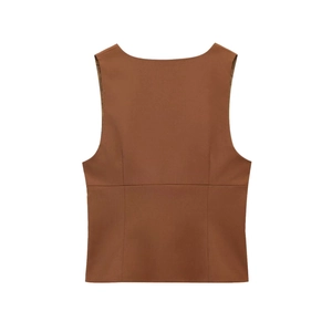 Vue arrière d'un ensemble gilet sans manches marron classique et mini-jupe en tissu tailleur